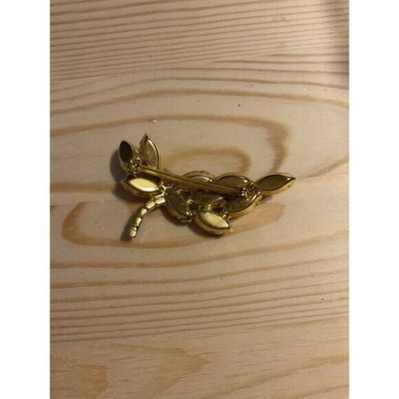 Vintage Gold Leaf Brooch With Yellow Amber Tone Rhinestones - Picture 3 of 5